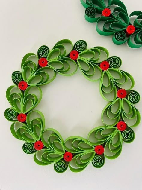 Christmas Wreath Paper, Lighthouse Crafts, Quill Art, Wreath Paper, Diy Quilling Crafts, Quilled Christmas, Diy Christmas Projects, Paper Quilting, Paper Quilling For Beginners