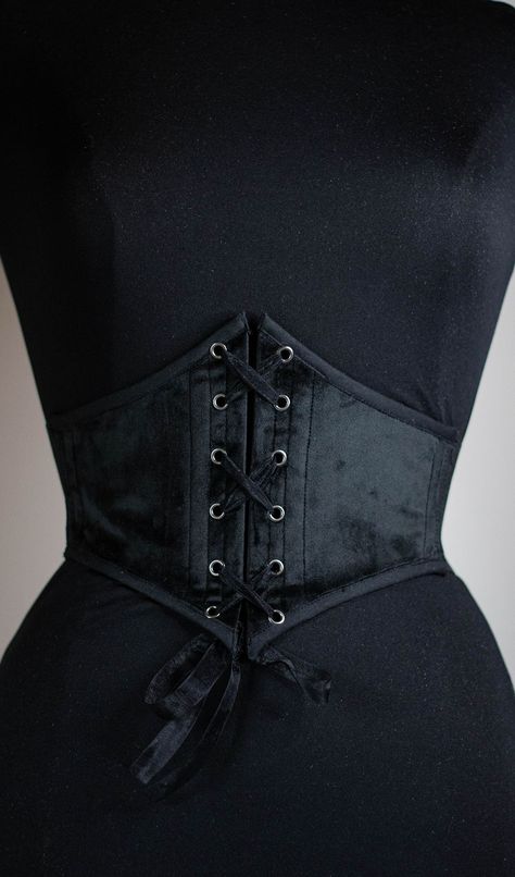 Do you like corsets but also like feeling comfortable in your clothes? This belt is made for you! This is an elastic waist cincher, made of quality black velvet. Steel bones on the front of the belt provide support and give the illusion that it is a real corset. The sturdy elastic that makes up the back of this accessory provides greater sheathing than a classic belt and will adapt perfectly to your size. Handmade item in France (and with great care Underbust Corset Outfit, Black Velvet Corset, Black Corset Belt, Corset Fashion Outfits, Velvet Corset, Classic Belt, Waist Corset, Corset Belt, Underbust Corset