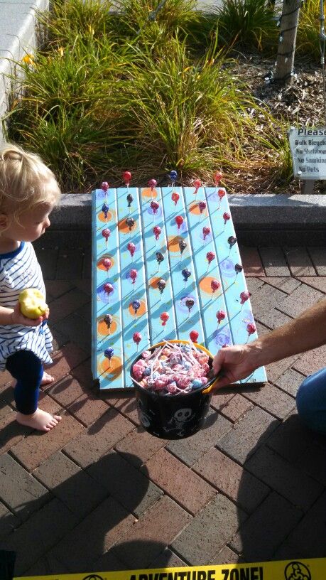 Sucker ring toss, rubber bracelet as the ring. Take a dum dum leave thw tootsie pop. Sucker Ring Toss Game, Pop Bottle Ring Toss, Candy Toss Game, Lollipop Ring Toss, Church Fall Festival Ideas, Fall Festival Activities, 6 Birthday Party, Festival Activities, Harvest Festival Ideas