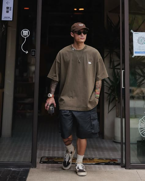 Stylish Summer Men Outfit, Harajuku Mens Outfit, Street Wear Outfit Ideas Men, Japanese Outfits Street Style Summer, Japan Style Man, Casual Outfits Mens Street Styles, Mens Summer Outfits Shorts, Japanese Street Fashion Men Summer, Mens Japanese Streetwear