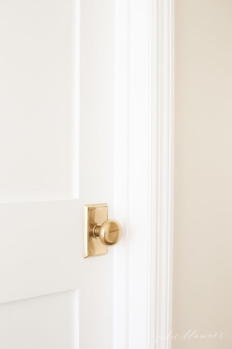 Beautiful hall ideas Gold Door Handles, Interior Door Hardware, Interior Door Knobs, White Internal Doors, Hall Ideas, Internal Door Handles, Black Interior Doors, Julie Blanner, Brass Door Knobs