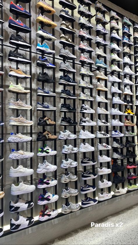 Shoe Shop Interior Design Display, Shoe Display Ideas Boutiques, Shoes Shop Design Ideas, Footwear Shop Interior, Men's Clothing Store Design, Diy Hat Rack, Modern Table Design, Hot Wheels Room, Shop Counter Design