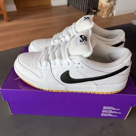 Nike SB Dunk Low / White Gum Sb Nike Shoes, Sb Dunk Low Outfit Men, Nike Sb Dunk Low Outfit Men, Nike Sb Outfit, Sb Dunk Low Outfit, Nike Sb White, Black Nike Logo, Bb Shoes, Dunk Nike