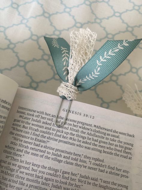 Ribbon Paperclip Bookmarks, Bible Ribbons Diy, Bookmarks Diy Bible, Bible Bookmarks Diy Ribbons, Bow Bookmark Diy, Diy Paper Clip Bookmarks, Bible Tassel Ideas, Diy Ribbon Bookmarks, Cute Christian Crafts