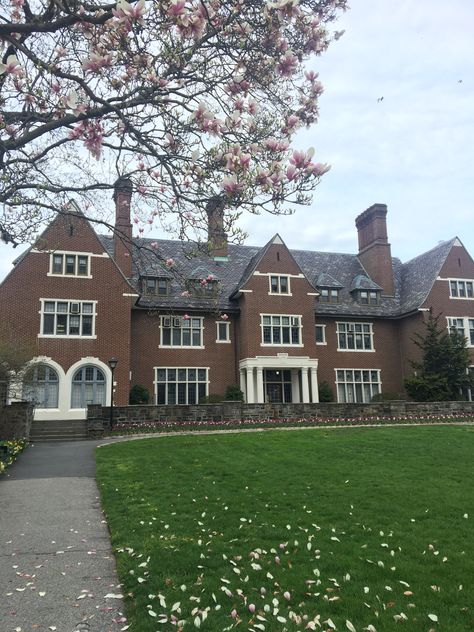 Sarah Lawrence College Aesthetic, Occidental College, Reed College, Sarah Lawrence College, Liberal Arts College, East Coast Travel, Dorm Inspo, England London, College Aesthetic