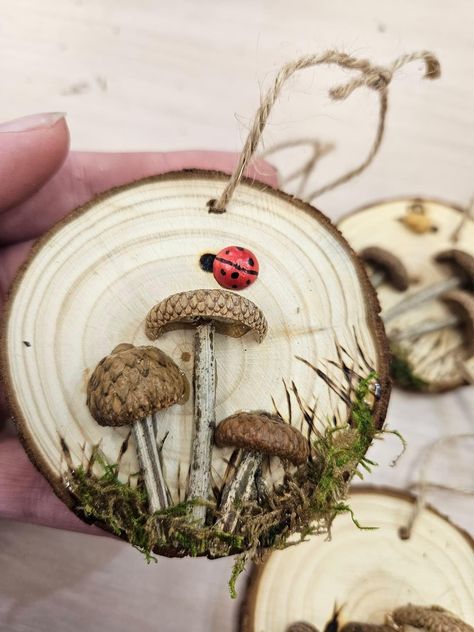 Handmade Craft Ideas, Acorn Craft, Woodland Ornaments, Acorn Ornaments, Mushroom Crafts, Acorn Crafts, Wood Slice Crafts, Pine Cone Crafts, Woodland Christmas