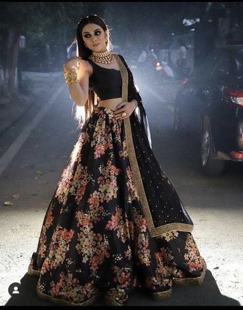 Choli Black, Bollywood Lengha, Black Lehenga Choli, New Lehenga, Indian Wedding Lehenga, Black Lehenga, Lehenga Choli Wedding, Floral Lehenga, Party Wear Lehenga Choli