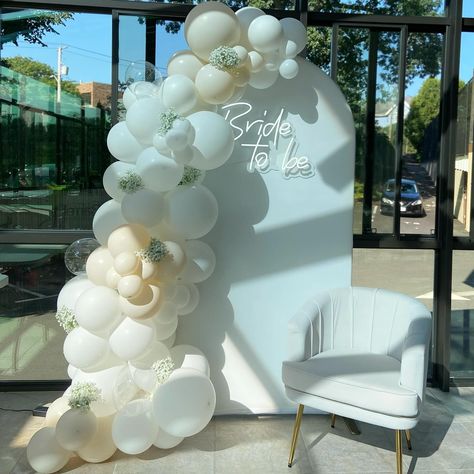 Winter Bridal Shower Balloon Arch, Bride To Be Beach Party, Bride To Be Balloon Arch, Bridal Shower Balloons Backdrop, White And Gold Bridal Shower Ideas, Bridal Shower Color Schemes, Bride Shower Decorations, Bride To Be Theme, Bridal Shower Balloon Arch