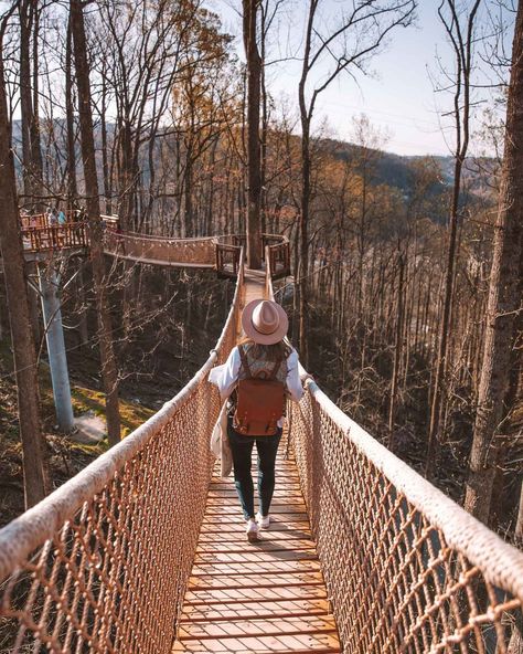 Planning a trip to Gatlinburg with your significant other and looking for some suggestions on what to do? Then you have come to the right place! In this post, I have gathered a list of the best things to do in Gatlinburg and Pigeon Forge for couples. Keep reading for the top things to do in Gatlinburg and Pigeon Forge for Couples! | Smoky mountain national park | Gatlinburg Tennessee | cabins with hot tubs | Pigeon forge Tennessee | Things To Do Near Gatlinburg Tn, Pigeon Forge Tennessee In December, Gatlinburg Tennessee In April, Gatlinburg Photo Spots, Pigeon Forge Hikes, Pigeon Forge Tn Things To Do, Outfits For Gatlinburg Tn Spring, Weekend In Pigeon Forge, Things To Do In Smoky Mountains