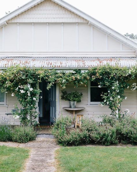 S I S T E R on Instagram: “Turning roses, turning seasons. ~ Photography @marniehawson Location @the_estate_trentham For @countrystylemag ~ #aseasonalshift…” Tiny Porch, Verandah Ideas, Weatherboard Cottage, Front Of A House, Farmhouse Exteriors, Country Style Magazine, Weatherboard House, Homestead House, Homes Exterior