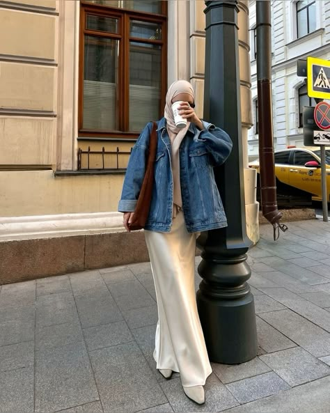 Jacket Jeans Outfit Hijab, Jeans Jacket Outfit Hijab, Hijab Fashion Inspiration Casual Classy, Modest Winter Outfits Muslim, Fall Hijabi Outfits, Outfit Jeans Hijab, Hijabi Outfits Casual Modest Fashion, Hijab Fashion Inspiration Casual, Modest Autumn Outfits