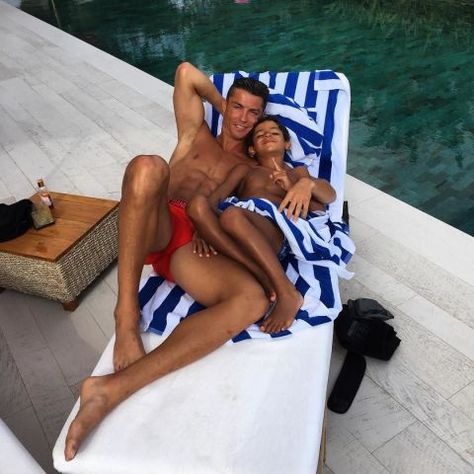 Cristiano Ronaldo and Cristiano Ronaldo Jr. know just how to get that perfect sun-kissed tan. Ronaldo Shirtless, Aaron Taylor Johnson Shirtless, Cristiano Ronaldo Shirtless, Cristiano Jr, Cr7 Jr, Cristiano Ronaldo Junior, Cute Football Players, Ronaldo Junior, Ronaldo Cristiano