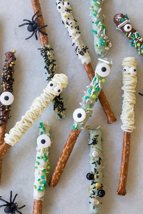 Halloween Pretzel Rods - Sugar and Charm Halloween Pretzel Rods, Halloween Pretzels Rods, Halloween Recipes Food, Halloween Rice Krispies, Spooky Halloween Recipes, Halloween Themed Drinks, Fun Halloween Desserts, Tiara Party, Halloween Pretzels