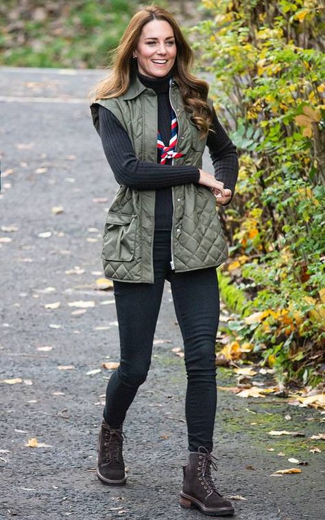 English Country Outfits Women, Kate Middleton Jeans, Casual Kate Middleton, Barbour Gilet, English Country Fashion, English Outfit, Countryside Outfit, Natural Outfits, Women Style Inspiration