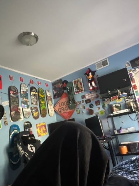 Skateboarding Room Ideas, Skater Room Decor Skateboard Bedroom, Skateboarder Room Ideas, Skate Bedroom Aesthetic, Skater Themed Bedroom, Room Ideas Skater Aesthetic, Room Ideas For Skaters, Skaterboy Aesthetic Room, Skateboarding Room