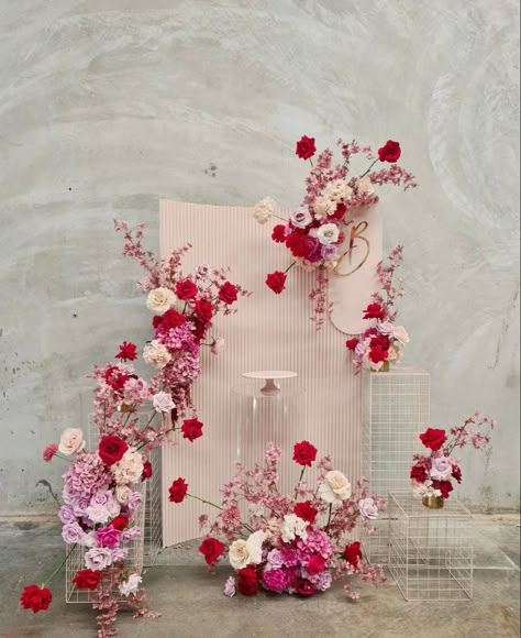 Viva Magenta Flower Arrangement, Red Pink Lavender Wedding, Red Pink Wedding Backdrop, Pink Red Wedding Decor, Hot Pink Wedding Florals, Pink Floral Installation, Pink And Red Backdrop, Red Pink Flower Arrangements, Pink And Red Florals