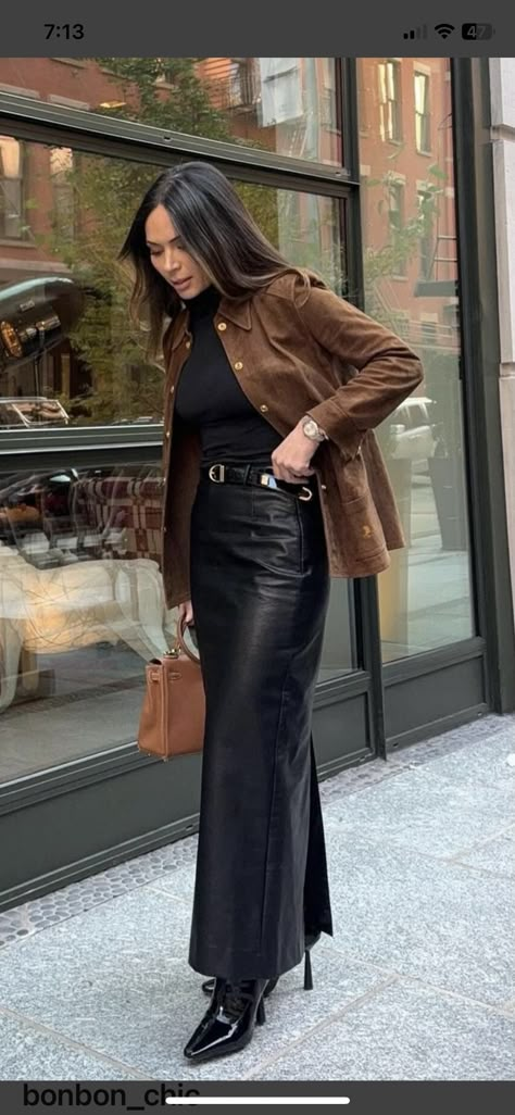 Leather Maxi Skirt Outfit, Brown Leather Skirt Outfit, Long Leather Skirt Outfit, Skirt Boots Outfit, Long Leather Skirt, Vintage Celine, Marianna Hewitt, Leather Skirt Outfit, Long Skirt Outfits