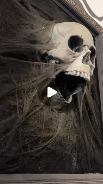 Halloween Diy Props Scary, Halloween Diy House Decorations, Easy Diy Halloween Decorations Videos, Skull Coming Out Of Picture Frame, Halloween Crafts Scary, Halloween Decor For Outside, Halloween Decor Outside Diy, Halloween Crafts Spooky, Monster Crawling Out Of Hole