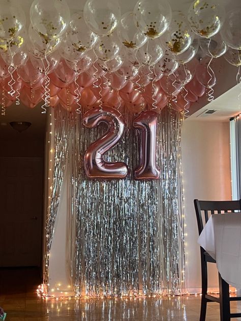 21st House Party Ideas Decorations, 21 Birthday Balloons Decoration, 21st Birthday Set Up Ideas, 21 Birthday Set Up, Light Green Birthday Decorations, 21st House Party Ideas, Green 21st Birthday Ideas, 21st Birthday Set Up, 21st Decoration Ideas