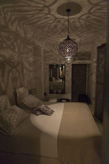 Arabian Style Bedroom, Arabian Bedroom Ideas, Arabian Nights Bedroom, Arabian Bedroom, Exotic Bedrooms, Healing Studio, Egyptian Home Decor, Moroccan Interior Design, Moroccan Style Interior