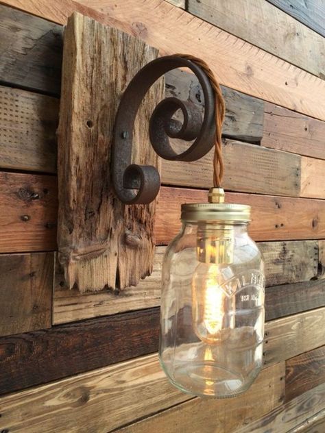 Rustic Wall Lighting, Garden Pallet, Rustic Light Fixtures, Diy Rustic Decor, Diy End Tables, Diy Furniture Easy, Patio Diy, Diy Water, Rustic Lamps