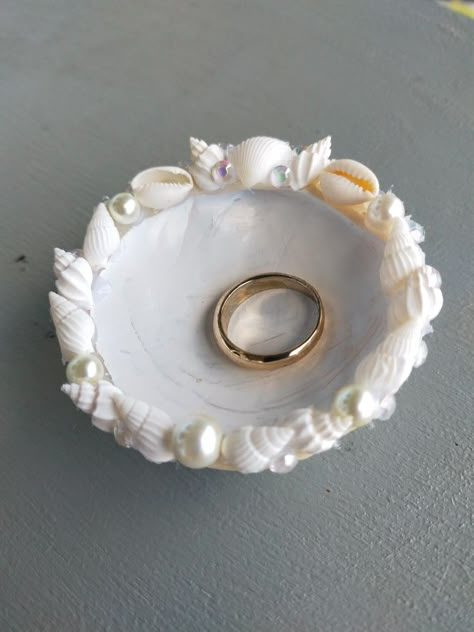 Tiny Seashell Crafts, Shell Clay Art, Coquina Shell Art, Sea Themed Jewelry, Shell Ceramics, Shell Decor Ideas, Diy Stuff To Sell, Seashell Bowl, Seashell Art Diy