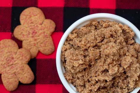 HOW TO MAKE GINGERBREAD SUGAR SCRUB Gingerbread Sugar Scrub, Gingerbread Salt Dough, Diy Gingerbread, How To Make Gingerbread, Gingerbread Diy, Scrub Corpo, Sugar Scrub Recipe, Dry Winter Skin, Sugar Scrub Diy