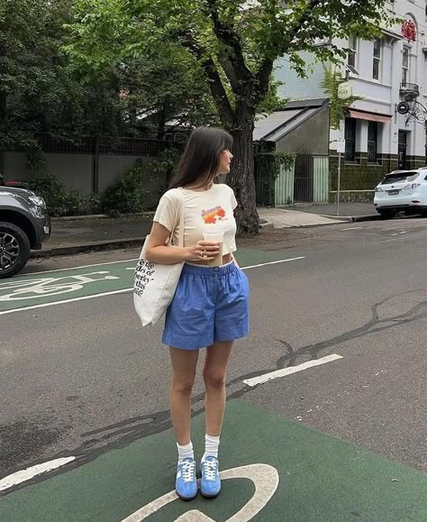 Blue Sneakers Outfit, Blue Shorts Outfit, Blue Summer Outfits, Poplin Shorts, Summer Shorts Outfits, Colour Match, Marketing Technology, Shorts Outfit, Style Trends