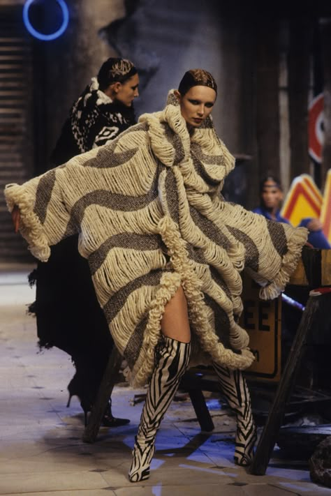 John Galliano Fall 1999 Ready-to-Wear
https://www.vogue.com/fashion-shows/fall-1999-ready-to-wear/john-galliano/slideshow/collection#6 90s And 2000s Fashion, Galliano Dior, 90s Runway, Conceptual Fashion, Design Moodboard, 1990s Fashion, Avant Garde Fashion, Mood Board Fashion, John Galliano