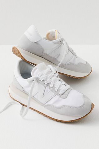 Everyday Nike Shoes, Cute Trendy Tennis Shoes, Good Tennis Shoes, Teen Shoes For School, Aesthetic Shoes Outfit, Basic Tennis Shoes, Trending Women Shoes, Aesthetic Womens Shoes, Fall Platform Shoes