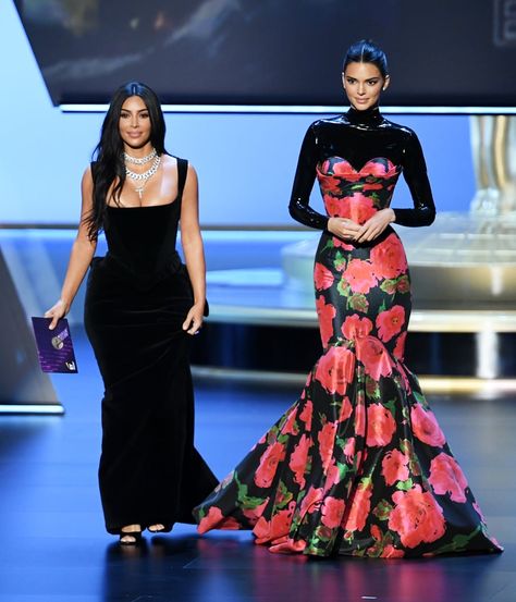 Why Did the Audience Laugh at Kim and Kendall at the Emmys? Kendall Jenner Birthday, Kylie Kardashian, Estilo Kim Kardashian, Estilo Kardashian, Kendall Jenner Photos, Kim Kardashian Outfits, Kardashian Outfit, Kardashian Photos, The Emmys