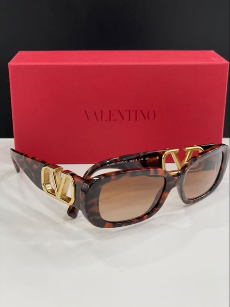 Sunglasses Brands, Valentino Sunglasses, Glasses Inspo, Sunglasses Aesthetic, Funky Glasses, Luxe Home, Fashion Shoes Heels, Cute Glasses, Designer Purses