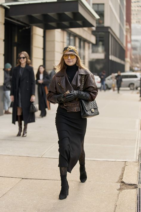 Oversize Leather Jacket, Cropped Jacket Outfit, Biker Jacket Outfit, Winter Street Styles, Oversize Clothes, Fashion Dark, New York Street Style, Artsy Style, Street Fashion Style