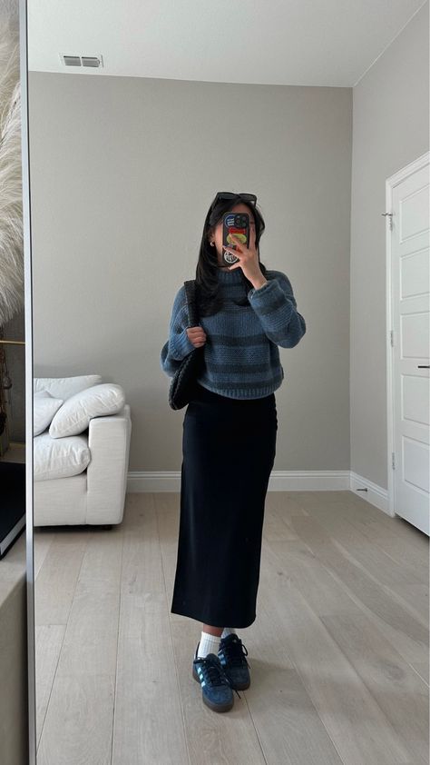 Adidas Samba Maxi Skirt, Navy Skirt Outfit Fall, Navy Blue Outfit Winter, Spring Seattle Outfits, Maxi Skirt With Sweater Outfit, Navy Adidas Outfit, Spezial Navy Blue Outfit, Outfit Ideas Maxi Skirt, Blue Spezials Adidas Outfit