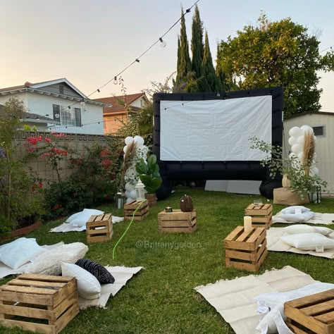 Diy Backyard Movie, Backyard Movie Night Party, Diy Backyard Movie Night, Themed Backyard, Outdoor Movie Party, Backyard Movie Theaters, Outside Movie, Backyard Movie Party, Outdoor Movie Screen