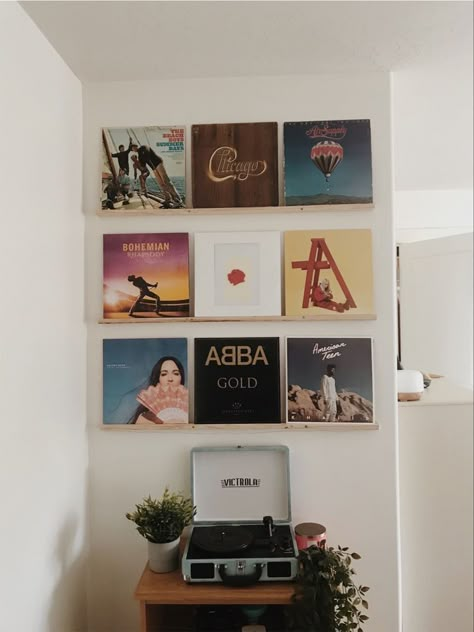 Vinyl On Wall, Record Shelves, Paint Wall Decor, Record Wall Decor, Home Bar Ideas, Music Bedroom, Vinyl Record Display, Vinyl Room, Record Room