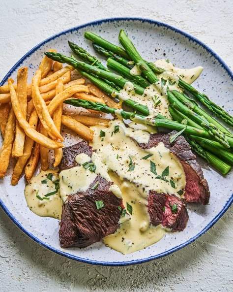 Sliced steak and asparagus with bearnaise sauce poured over the stop, with french fries Steak Bernaise, Lamb Sauces, Bearnaise Sauce Recipe, Béarnaise Sauce, French Sauces, Bearnaise Sauce, Steak And Seafood, Hollandaise Sauce, Wine Vinegar