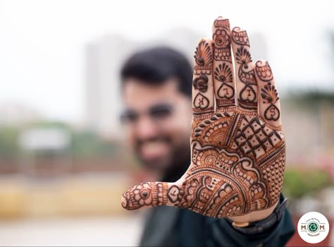 Mehandi Pose For Groom, Mehndi Designs For Boys Wedding, Groom Mehandi Photoshoot, Mehndi For Dulha Hand, Boy Mehandi Design, Mehandi Designs Boys, Boy Mehndi Poses, Groom Mehendi Photoshoot, Mehndi Poses For Groom