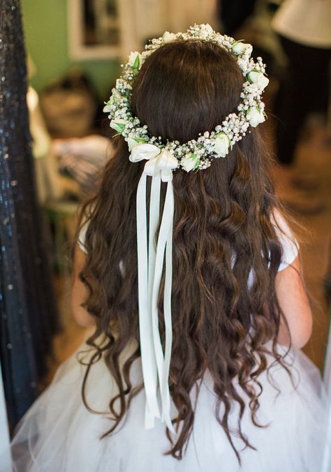 Flower girl headpiece designed by #Greenwich Floral at a recent wedding we just did #McCormickHomeRanch #karenmarieevents #venturacountyweddings #lucasrossiphotography #she said yes #weddings Entourage Flowers, Communion Headpiece, Communion Hairstyles, Flower Girl Headpiece, Flower Girl Hair Accessories, Flower Crown Hairstyle, Hairstyles Homecoming, Flowers In Her Hair, Flower Girl Hairstyles