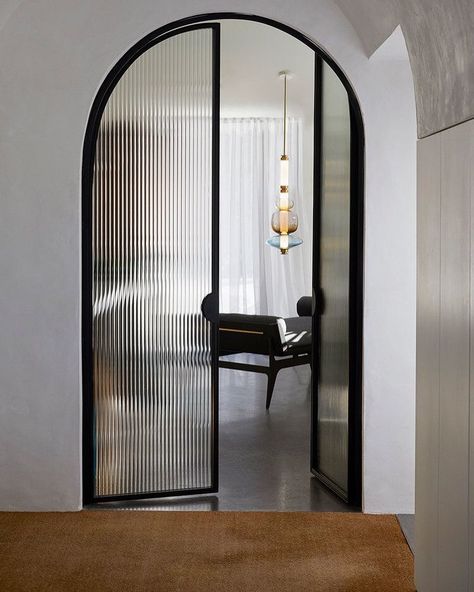 STUDIO BLACK INTERIORS on Instagram: “Arched steel doors with fluted glass 🙌, a beautiful detail in this Quebec home. ⁣ ⁣ Designed by @atelierbarda  Photography by @james_a_rosen” Arched French Doors, Arch Doorway, Reeded Glass, Interior Minimalista, Glass Doors Interior, Arched Doors, 아파트 인테리어, Flute Glass, Interior Modern