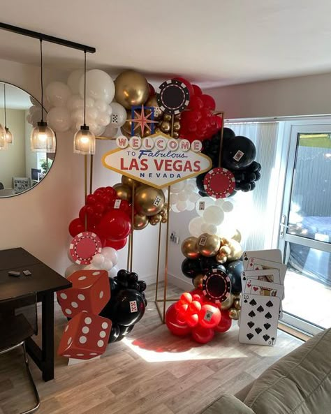 Casino And Vegas Theme Party, 21st Vegas Theme Party, Vegas Theme Party Aesthetic, Classy Vegas Themed Party, Las Vegas Style Party, Las Vegas Bday Theme, Sweet 16 Vegas Theme, Las Vegas Sweet 16 Themed Parties, Vegas Party Backdrop