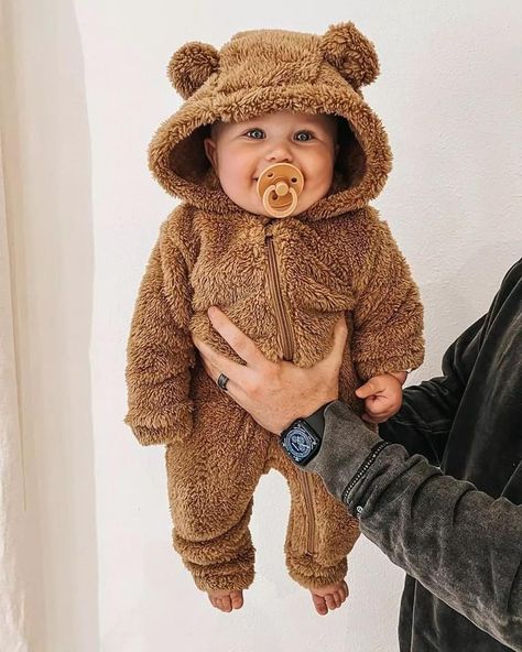 #baby #cute #sweet #adorable Baby Boy Bear, Baby Bump Pictures, Newborn Mom, Skin Hand, Diy Baby Shower Gifts, Mode Abaya, Dad Baby, Foto Baby