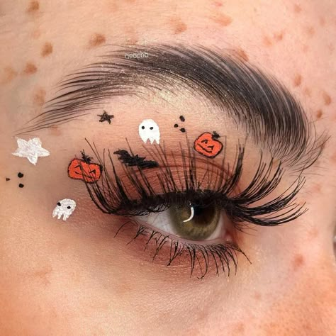 Adele Makeup, Kim Makeup, Holloween Makeup, Cute Halloween Makeup, White Liner, Halloween Eye Makeup, Face Art Makeup, Graphic Makeup, Amazing Halloween Makeup