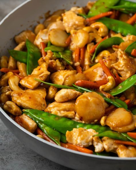 This 25-minute Cashew Chicken is an easy alternative to takeout! Made from juicy chicken cooked with veggies in a flavorful stir-fry sauce. Easy Cashew Chicken, Cashew Chicken Sauce, Thai Cashew Chicken, Chicken Cashew Stir Fry, Cashew Chicken Recipe, Stir Fry Recipes Chicken, Chinese Cooking Recipes, Stir Fry Dishes, Fry Sauce