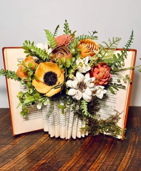 Book Flower Arrangement Ideas, Book Vase Diy, Tall Centerpieces Diy, Decorated Books, Book Flower Vase, Books With Flowers, Book Centerpieces, Book Art Projects, Vase Diy