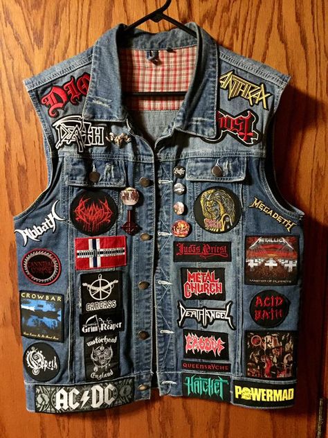 Battle Vest Heavy Metal, Battle Vest Ideas, Battle Jacket Metal, Battle Jacket Ideas, Punk Jacket Diy, Punk Battle Jacket, Metal Vest, Patched Jacket, Folk Punk