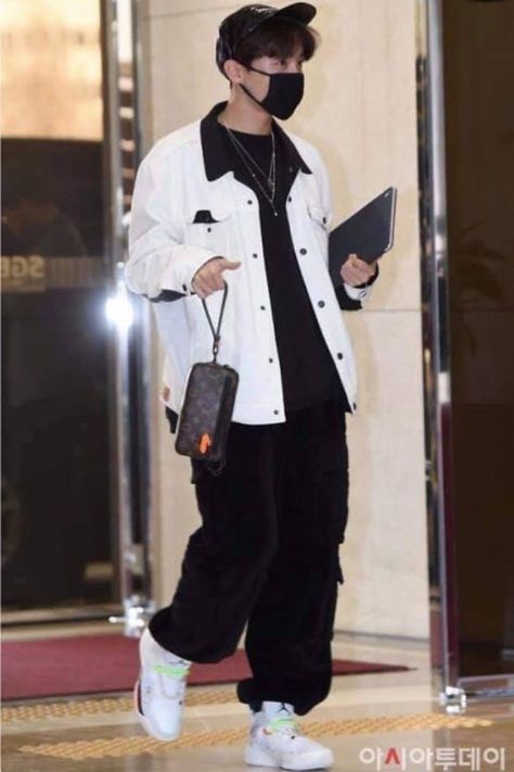 Jhope Style, Hobi Fashion, J-hope Outfit, What Is Bts, Jhope Fashion, Bts Airport Fashion, Korean Airport Fashion, Airport Fashion Kpop, Hope Fashion