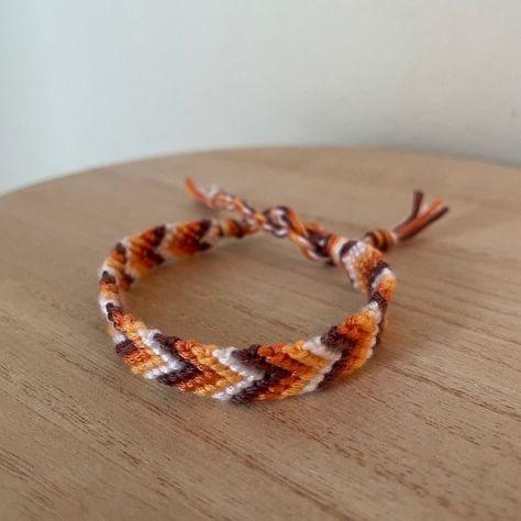 A Handmade Bracelet Or Anklet Woven With Shades Of White, Orange, And Brown Colors. A Friendship Or Statement Bracelet Perfect For This Summer! Approx. 9 Inches/ 30 Centimeters Long. 10 Woven Bracelets For $25. Yarn Friendship Bracelets, String Friendship Bracelets, Patterns For Kids, Diy Bracelets With String, Friendship Bracelets Easy, String Bracelet Patterns, Yarn Bracelets, Friendship Bracelet Patterns Easy, Cute Friendship Bracelets