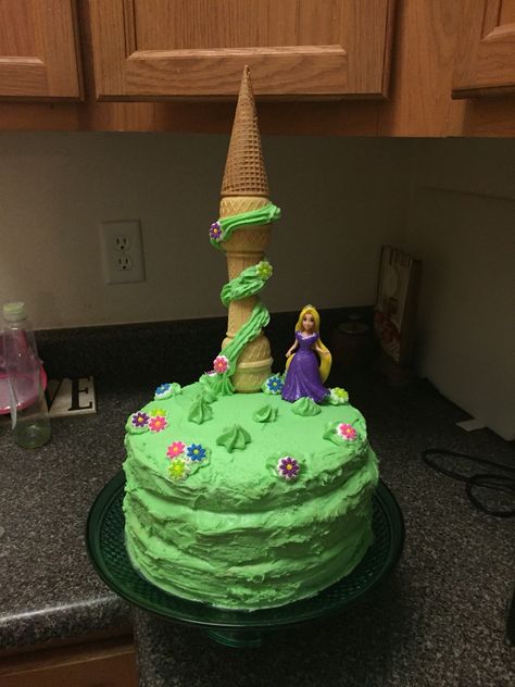 Home made rapunzel birthday cake. easy and very cute Tea Party 4th Birthday, Rapunzel Torte, Princess Party Diy, Jane From Tarzan, Zoe Cake, Birthday Cakes Girls Kids, Birthday Cake Easy, Rapunzel Birthday Cake, Horse Themed Party