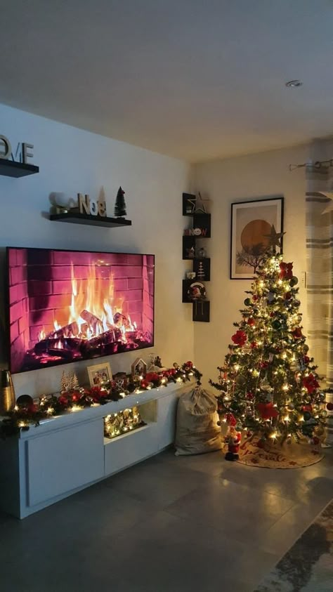 Cozy Christmas Living Room Apartment, Christmas Tree Apartment, Joy Decorations, Christmas Decorations Apartment, Decorations Living Room, Christmas Apartment, Cozy Christmas Decor, Creative Christmas Trees, Christmas Themes Decorations